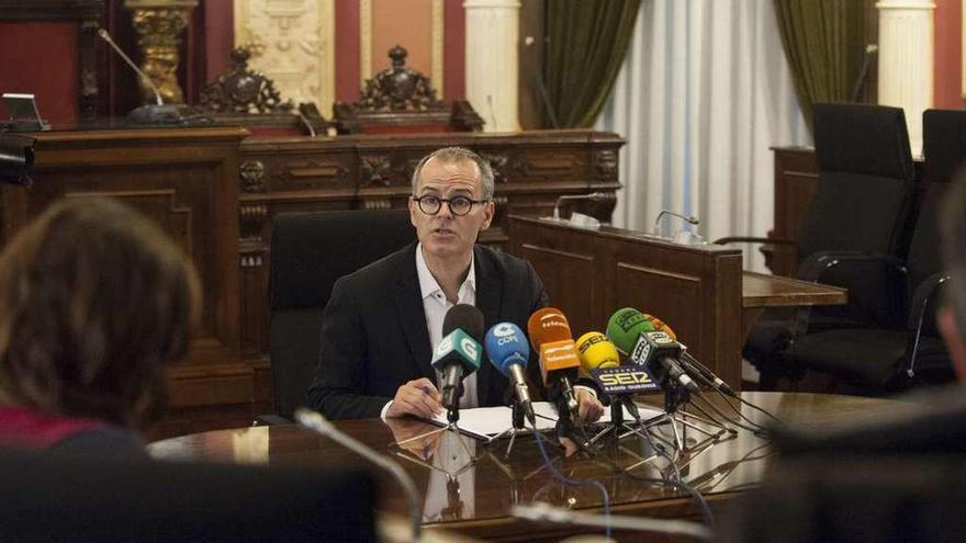 El alcalde Jesús Vázquez, durante su comparecencia al término de la junta de gobierno. // Brais Lorenzo