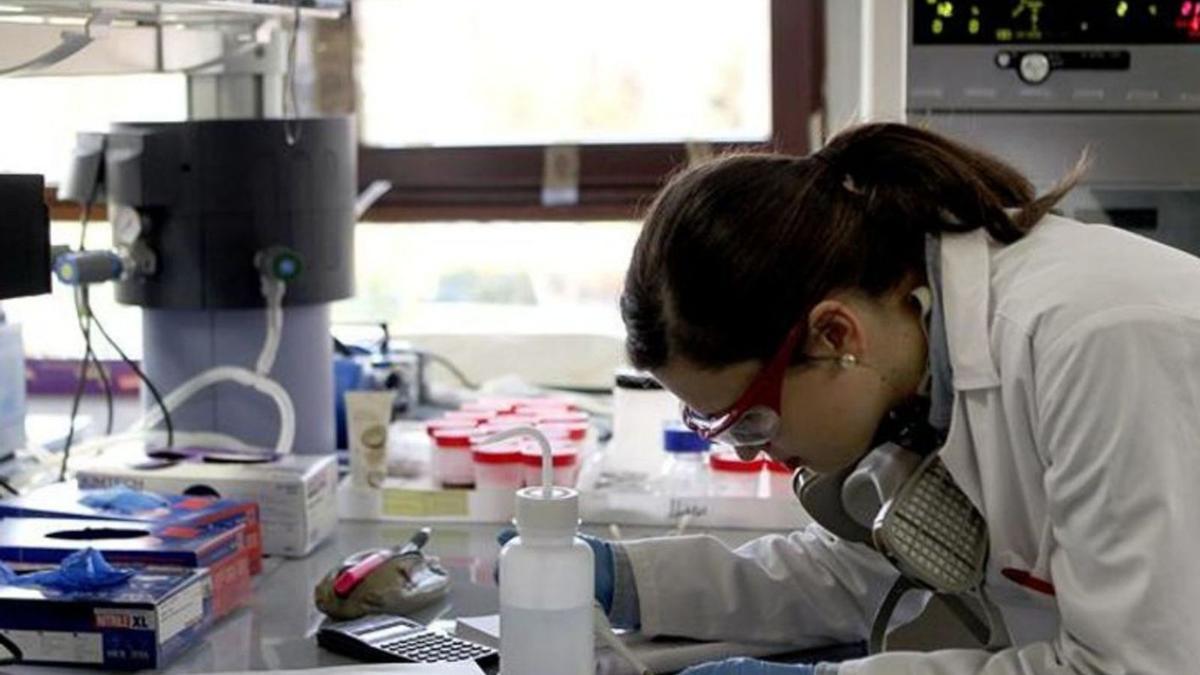 Una científica treballant en un laboratori. | DIARI DE GIRONA