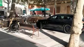 Mann parkt sein Auto mitten auf dem Dorfplatz von Bunyola – und kehrt seelenruhig in einer Bar ein