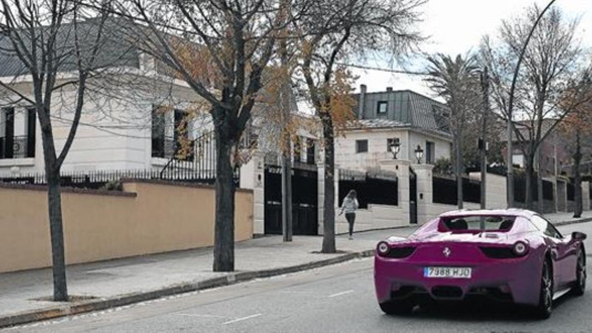 Un Ferrari circula por la avenida de Pearson, en Pedralbes, el viernes.