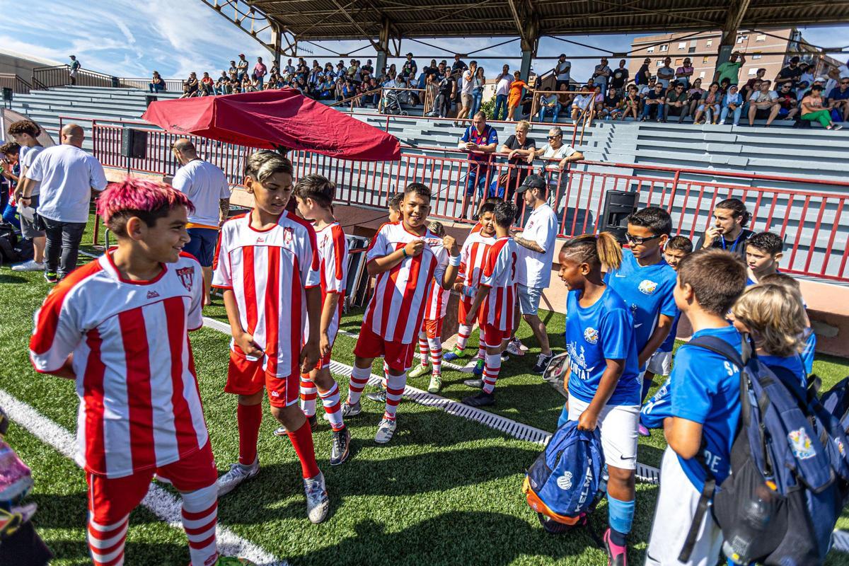 La Mina celebra su primera Champions infantil