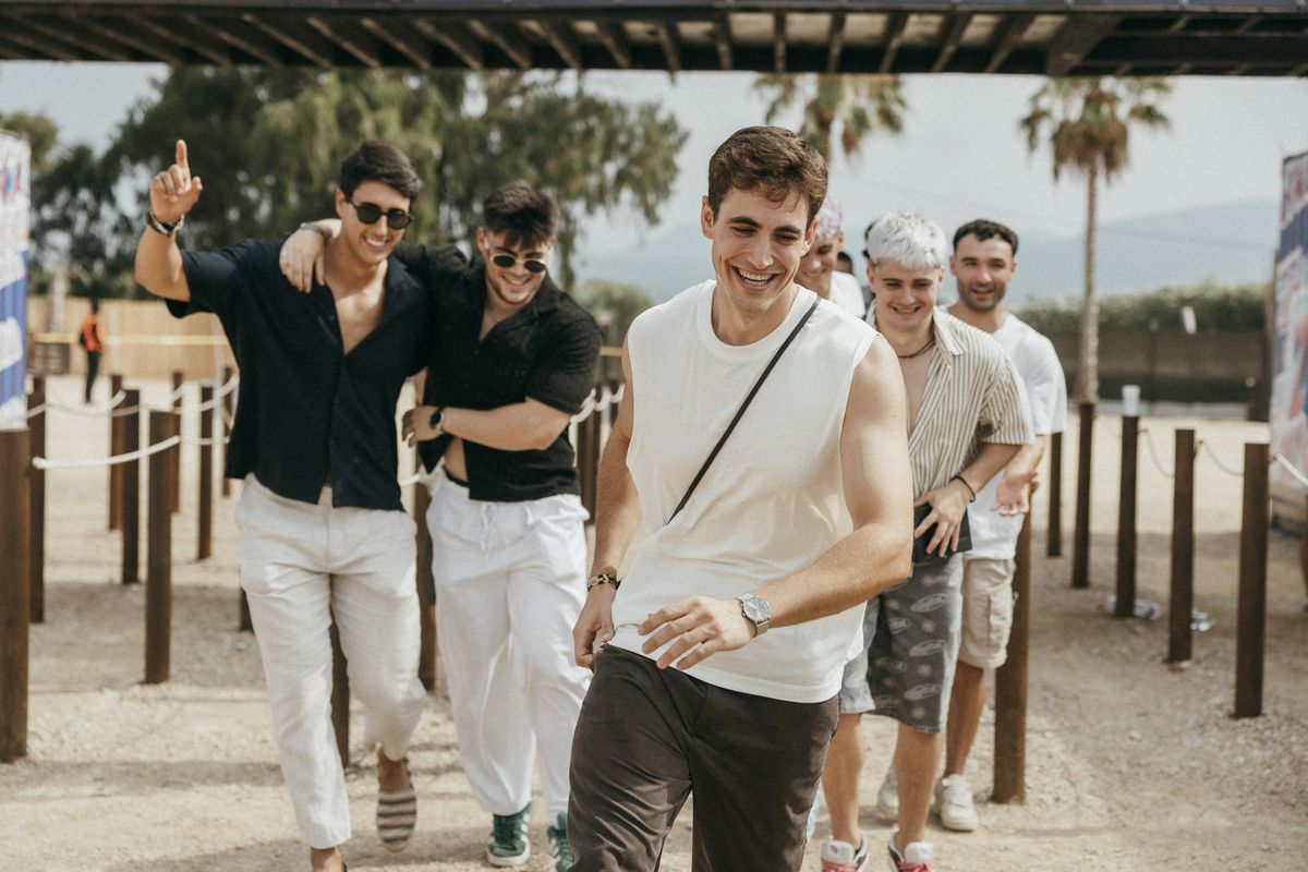 Un grupo de jóvenes, esta tarde, al acceder al recinto.