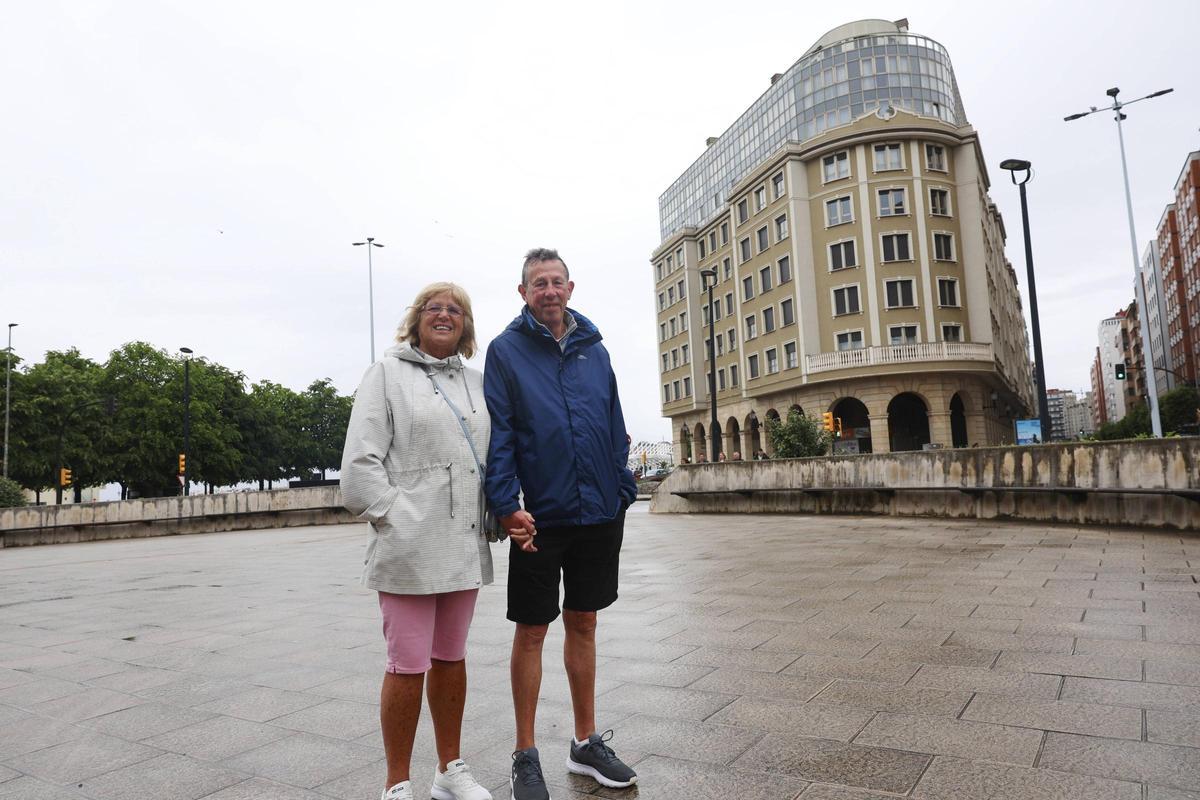 Los cruceristas del "Ambition" desembarcan en Gijón (en imágenes)