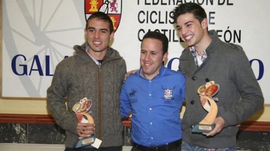 Adrián Huerga y Álvaro Lobato, recibiendo sus trofeos.