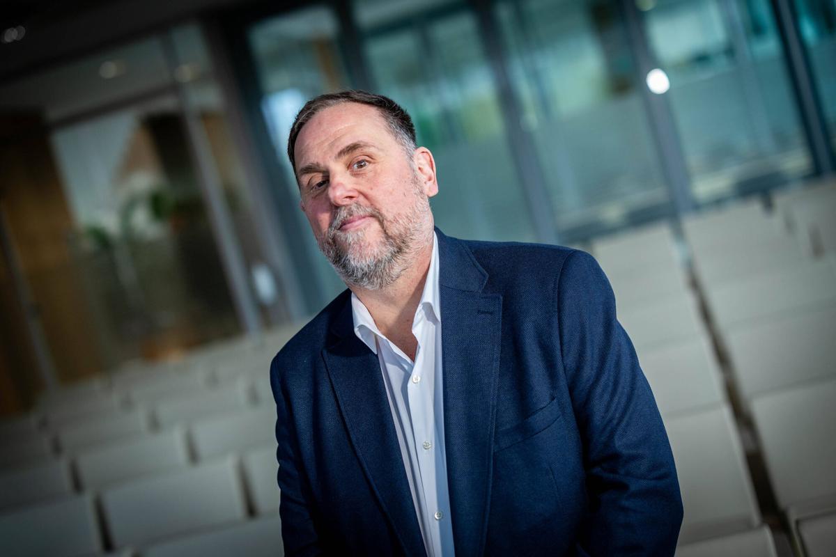 Barselona 01/2/2026 Politika. Oriol Junqueras, röportajın ardından El Periódico genel merkezinde. YAZAR: JORDI OTIX