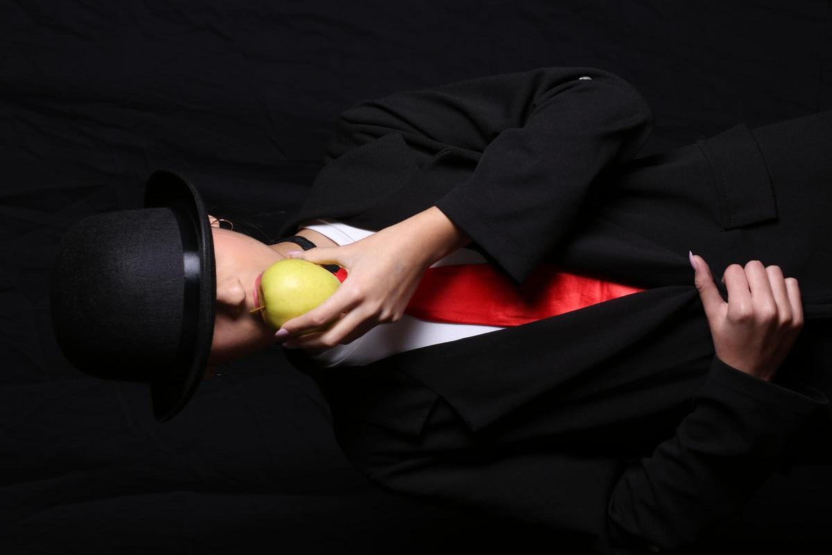 7è PREMI FOTO RUANO. Lola Alarcón Barciela. 13 anys. Col·legi Sta Mónica. El fill de l’home. René Magritte