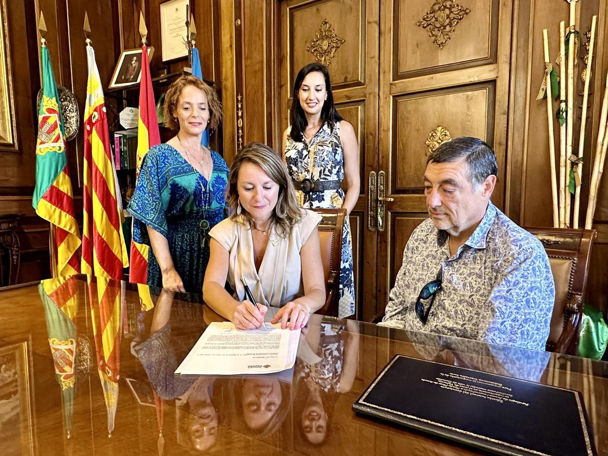 Begoña Carrasco y Agustin Mon firmaron el documento de aceptación para que Patrimonio inicie ya la declaración BIC al desfile y a la gaiata.
