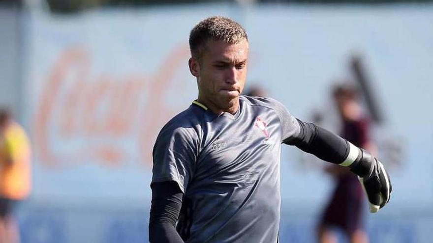 Rubén Blanco golpea el balón en un entrenamiento. // Marta G.Brea