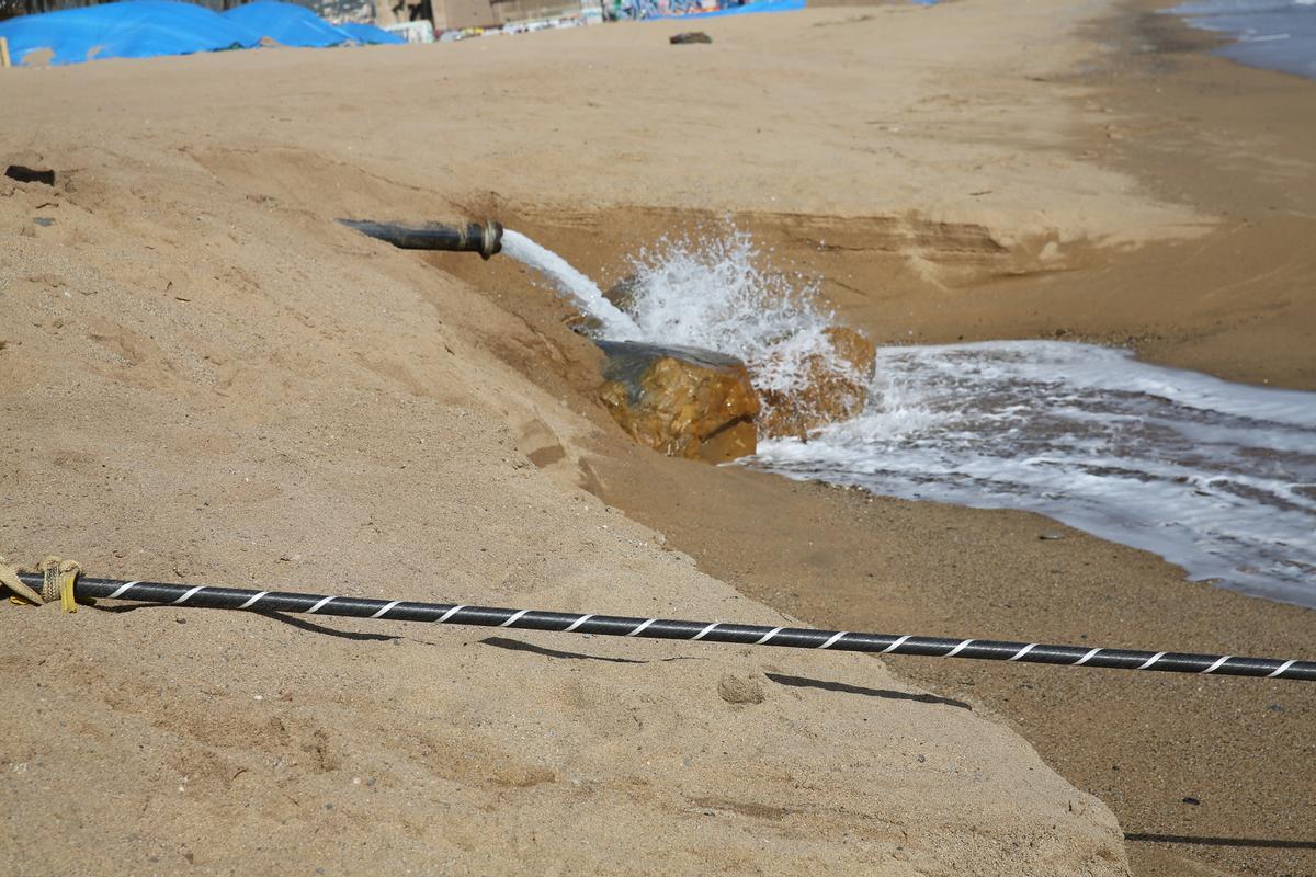 Obras para extender un cable submarino en la playa cancerígena de Sant Adrià