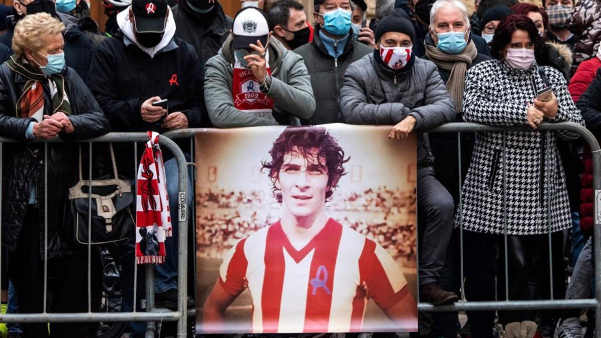 Los aficionados rinden homenaje al difunto jugador de fútbol italiano Paolo Rossi durante su funeral en las afueras de la catedral de Santa Maria Annunciata en Vicenza, al noreste de Italia.