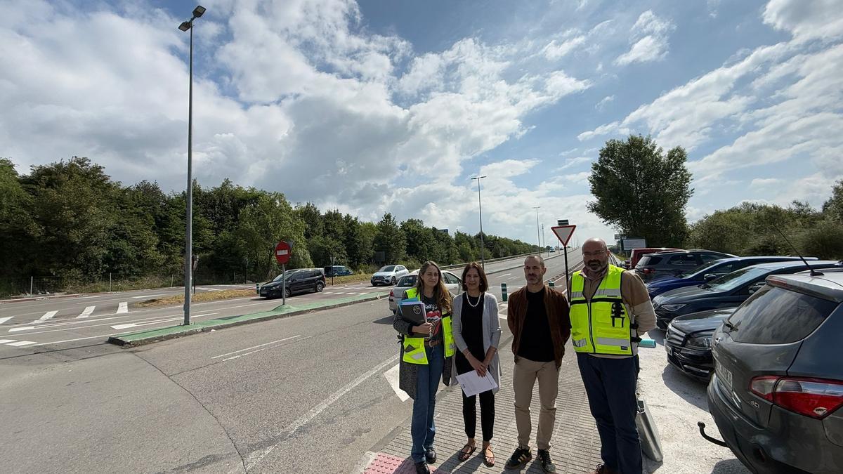 Por la izquierda, Marta Chaguaceda, Patricia Antuña, Ángel García y José Antonio Martínez, en el acceso al área comercial de Paredes-Parque Principado