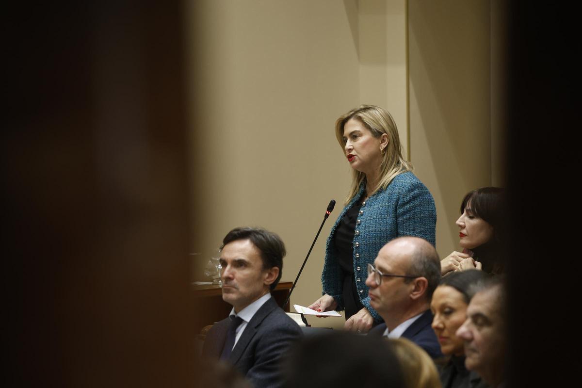 Carmina Fernández, portavoz socialista en la Asamblea Regional, preguntando a López Miras.
