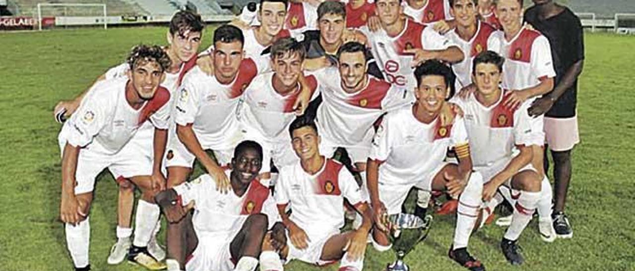 Plantilla del Mallorca B juvenil que ganó el XXIV Trofeu Casa Miss Jotul.