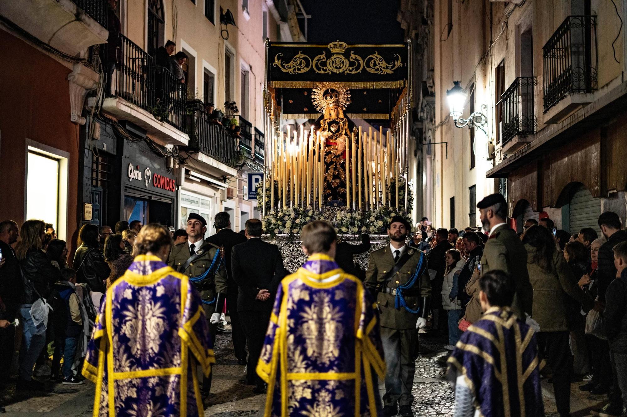 Momento de la procesión por la calle San Juan.