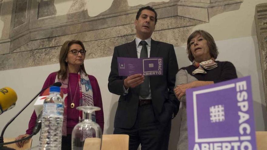 Pilar Alonso, Alberto Castro y Concha González, ayer en la biblioteca.