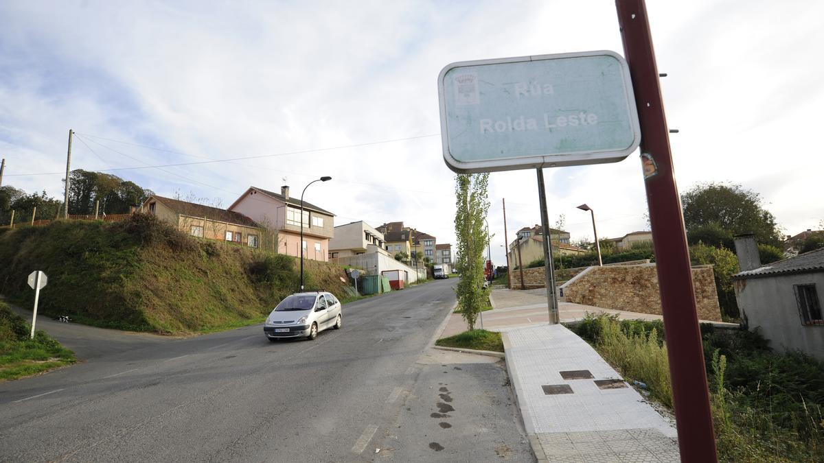 El tramo que se urbanizará parte de la rotonda de la Avenida de Rodeiro y confluye en la calle Garda Civil. // Bernabé/Javier Lalín