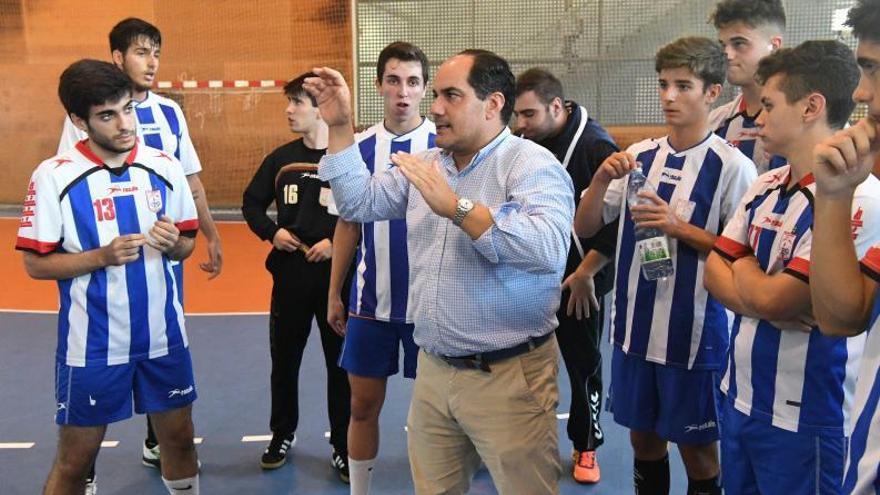 Pablo Aguirregabiria, en el centro, da instrucciones durante un partido del OAR Coruña. |  // VÍCTOR ECHAVE