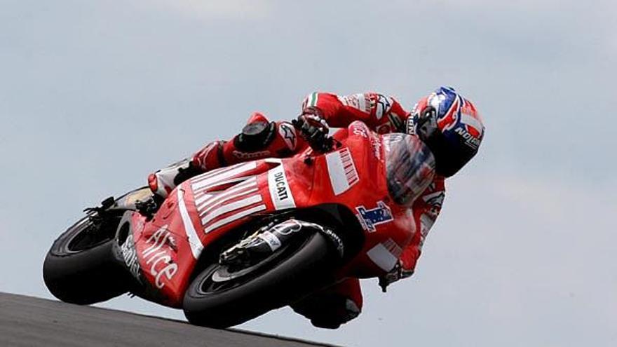 El piloto australiano Casey Stoner en acción durante la segunda sesión de entrenamientos