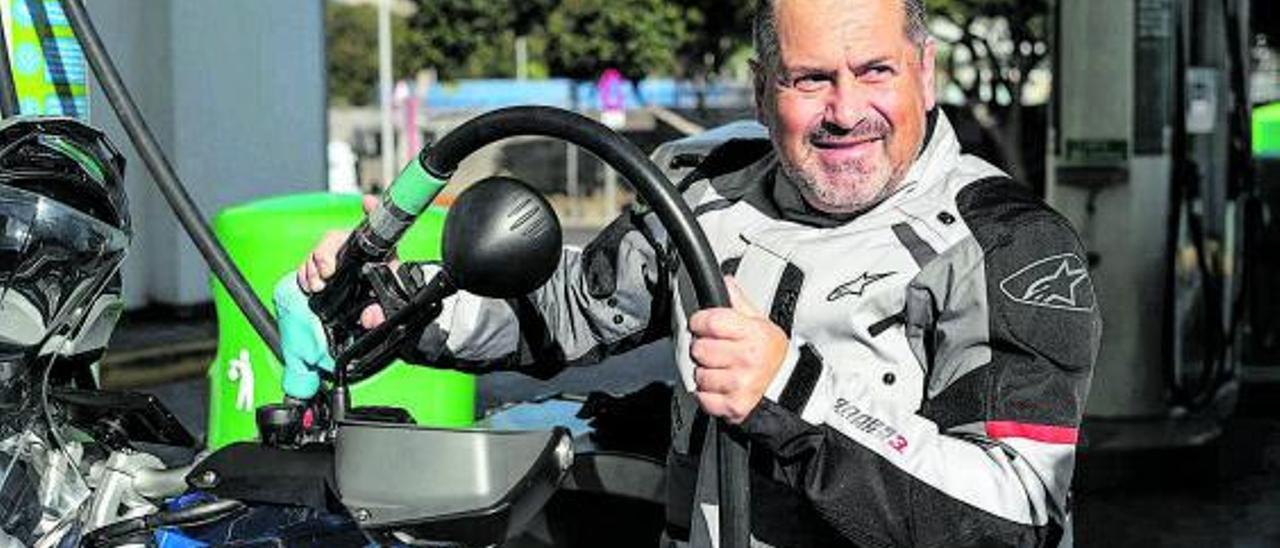Javier Quintana, motero de 51 años, reposta su moto en una gasolinera de la capital grancanaria.  | |