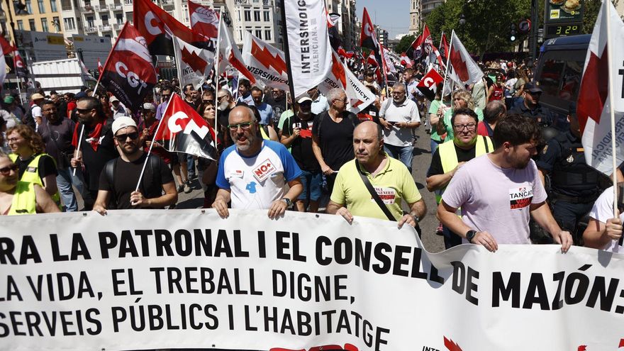 Miles de personas se congregan en la Estación del Norte para dar inicio a la manifestación del 29M
