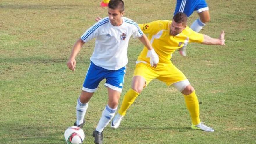 El triunfo en el derbi permite al Torrevieja adelantar al Orihuela