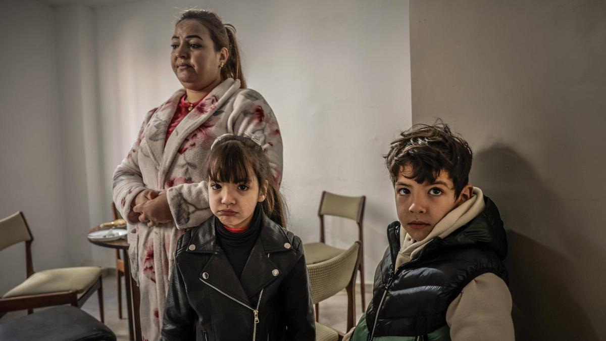 Brahim Bounash, y su mujer Fatima Boyzgarne hace más de un mes que esperan empadronar a sus tres hijos en Ripoll, sin éxito.