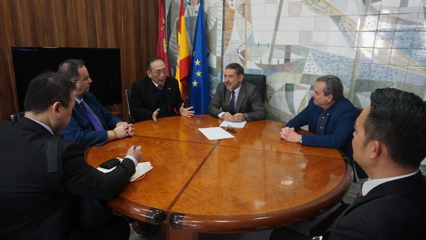 Reunión en la Delegación del Gobierno con el embajador de Taiwan en España.