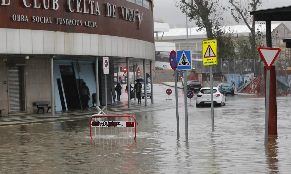 La intensa lluvia dejó balsas en las calles de Vigo