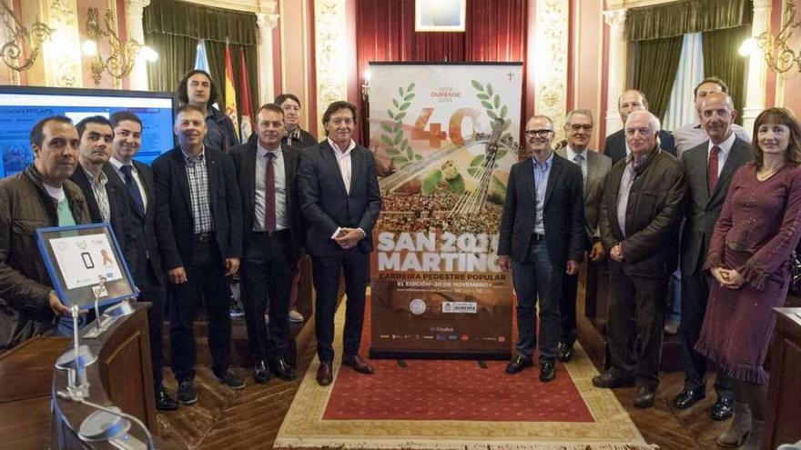 Asistentes a la presentación de la carrera popular del San Martiño, ayer en el salón de plenos del Concello de Ourense. // Brais Lorenzo