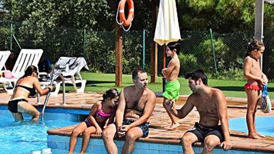 Visitants a la piscina del càmping de Gironella a final d&#039;agost
