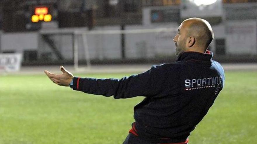 Abelardo da instrucciones a sus jugadores durante la visita esta temporada al Hermanos Antuña.