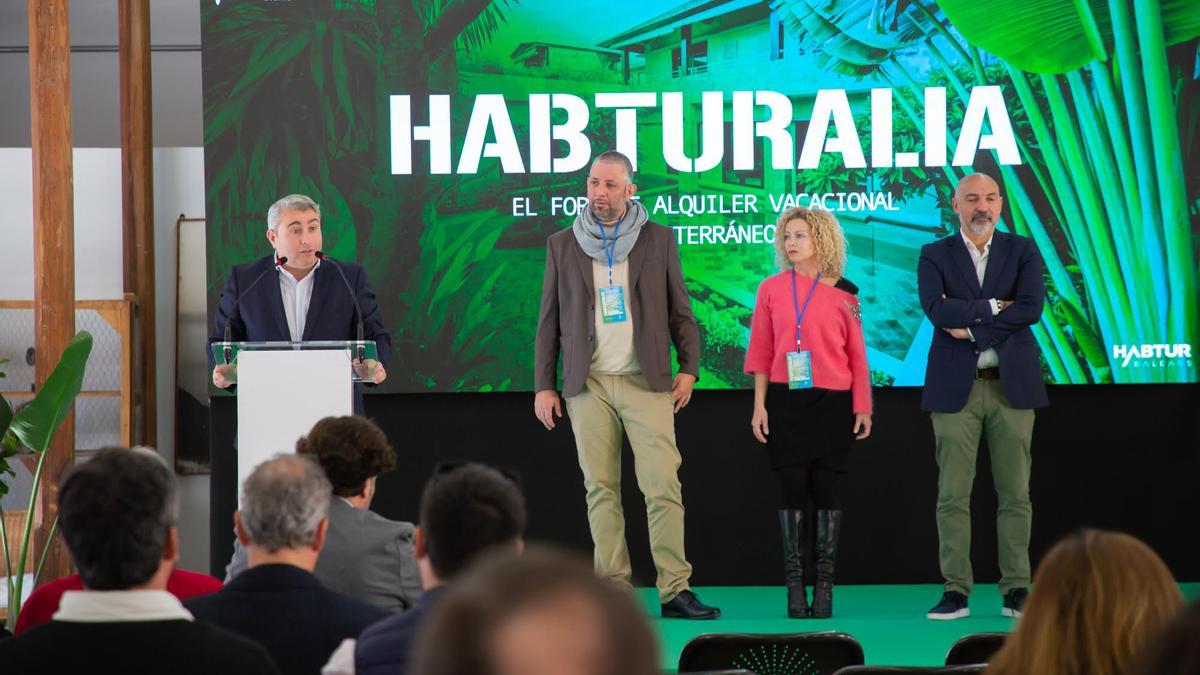 El alcalde de Inca, Virgilio Moreno; el presidente de Habtur, Toni Barceló; la directora de Pidelaluna, Alessia Comis, y el conseller Andreu Serra en la inauguración de Habturalia.