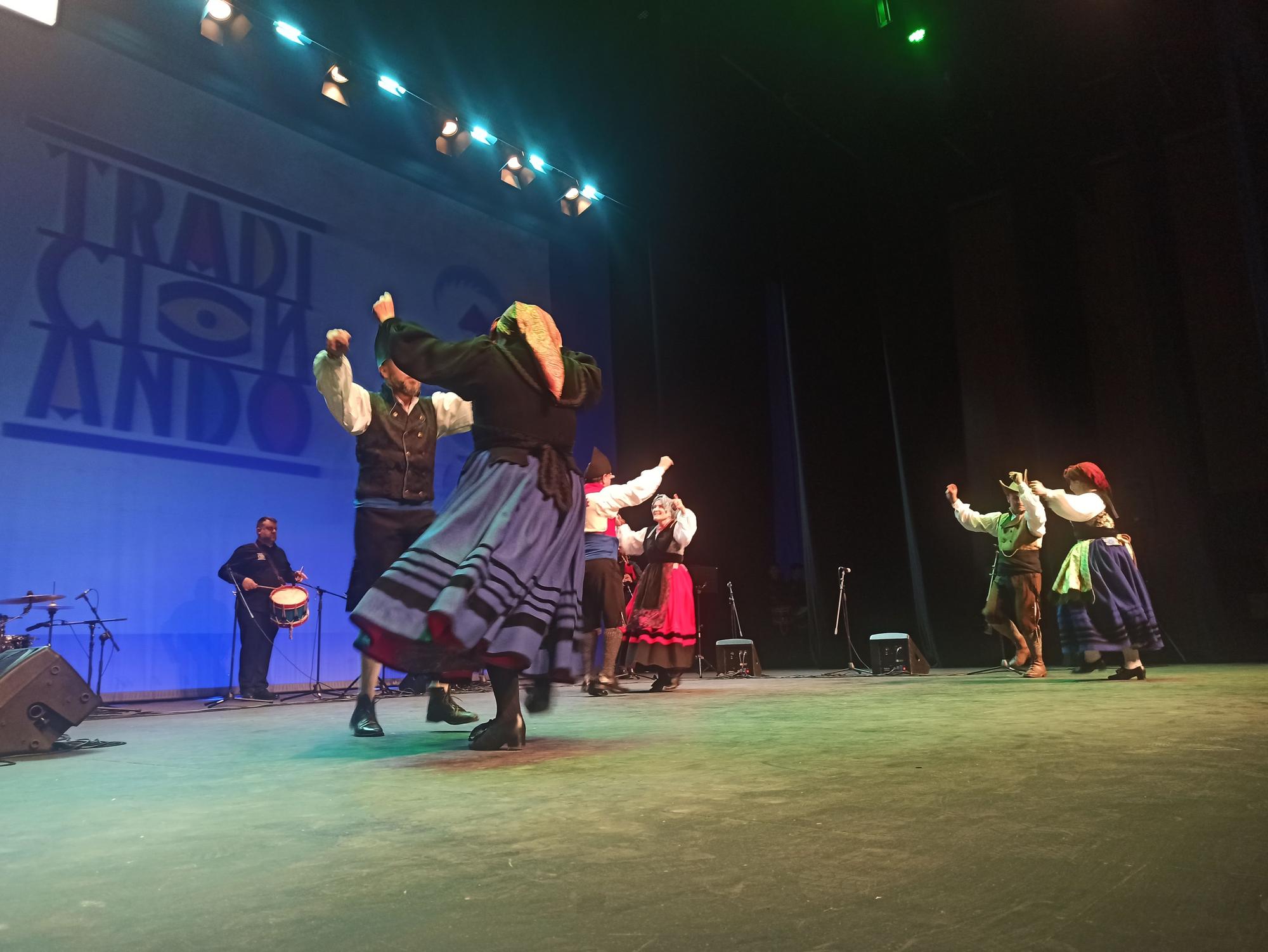 El Ventolín cierra la Selmana del Folclor Astur por todo lo alto: lleno en el auditorio de la Pola para disfrutar de la música y el baile tradicional