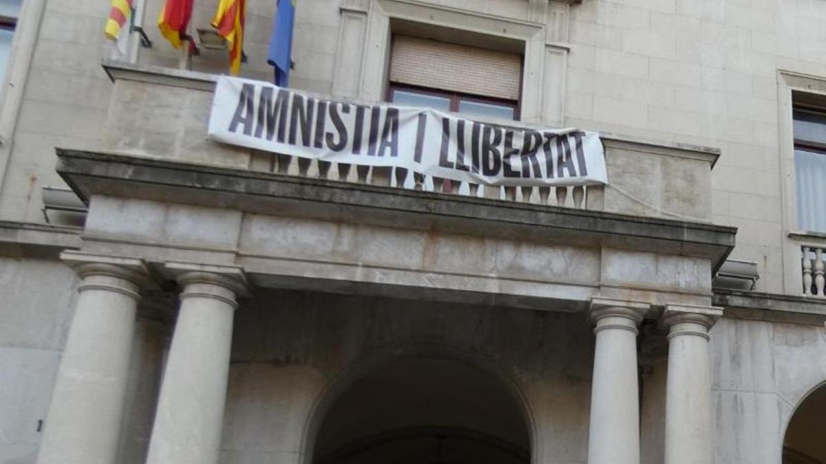 La pancarta de l'Ajuntament només hi diu 'Amnistia i Llibertat'