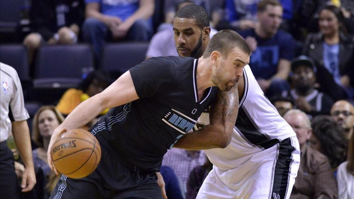 Marc Gasol intenta superar a Aldridge durante el partido en Menfis