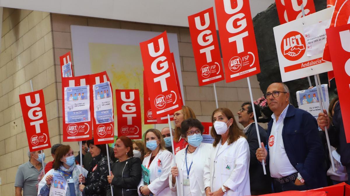 Representantes de UGT que se han concentrado este miércoles en el hospital Reina Sofía.