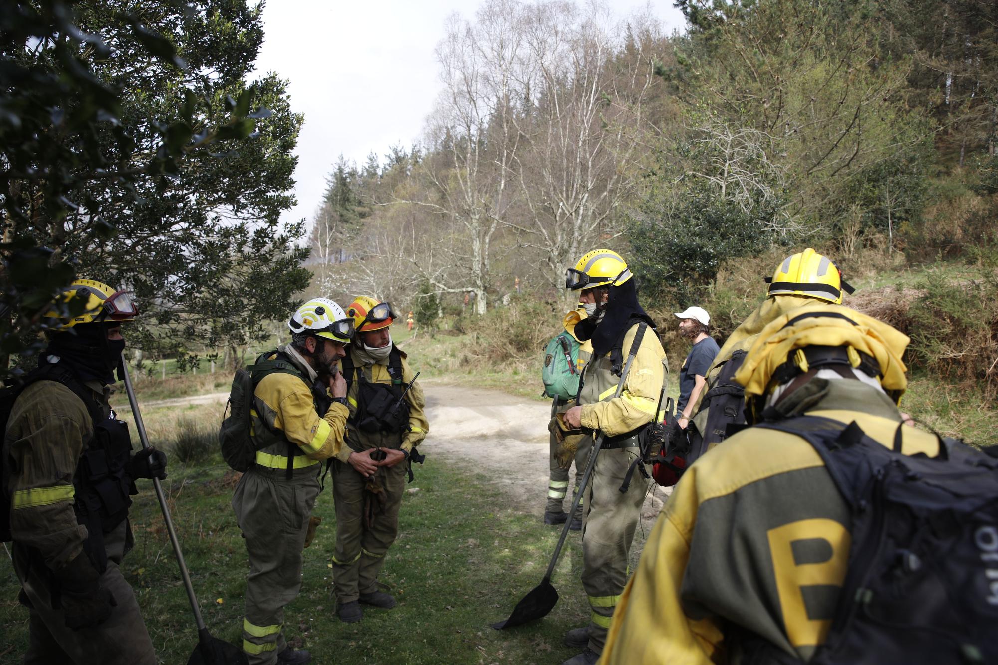 La lucha contra el fuego en el incendio entre Nava y Piloña