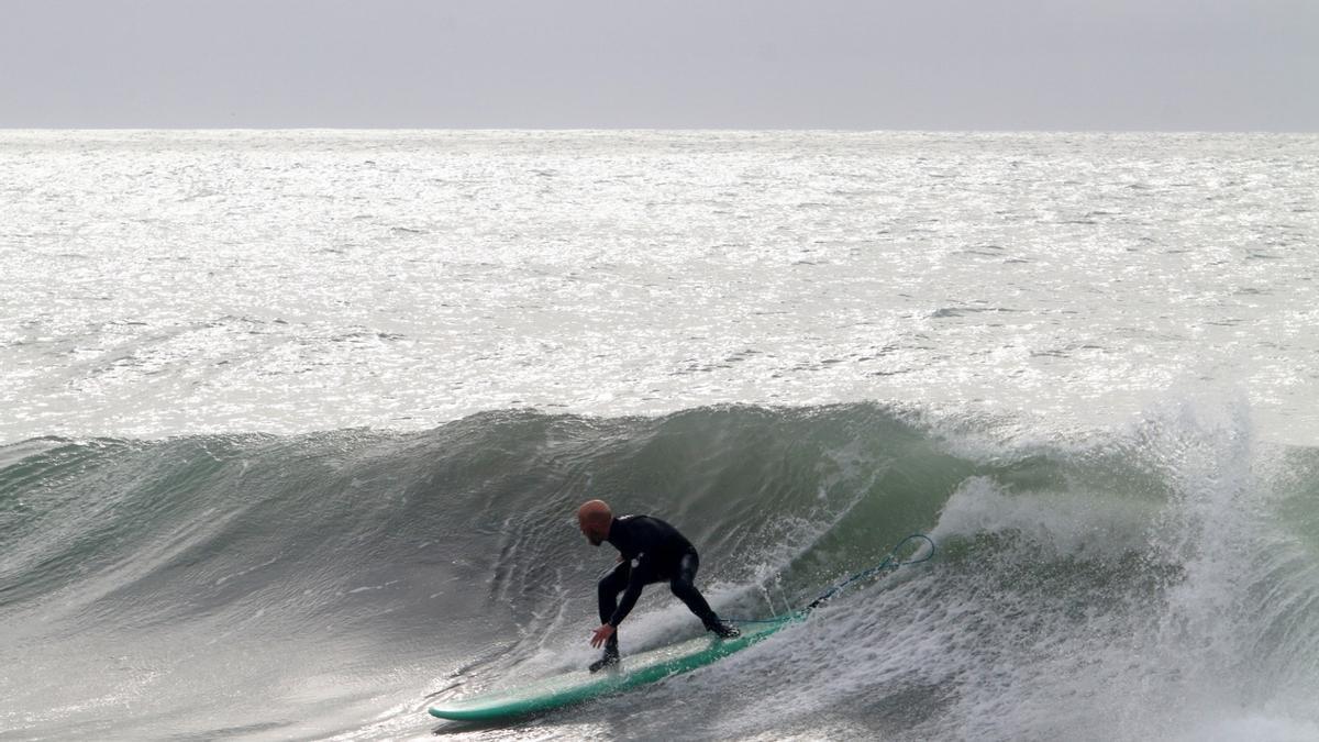 Temporal en la playa El Dedo con surfistas