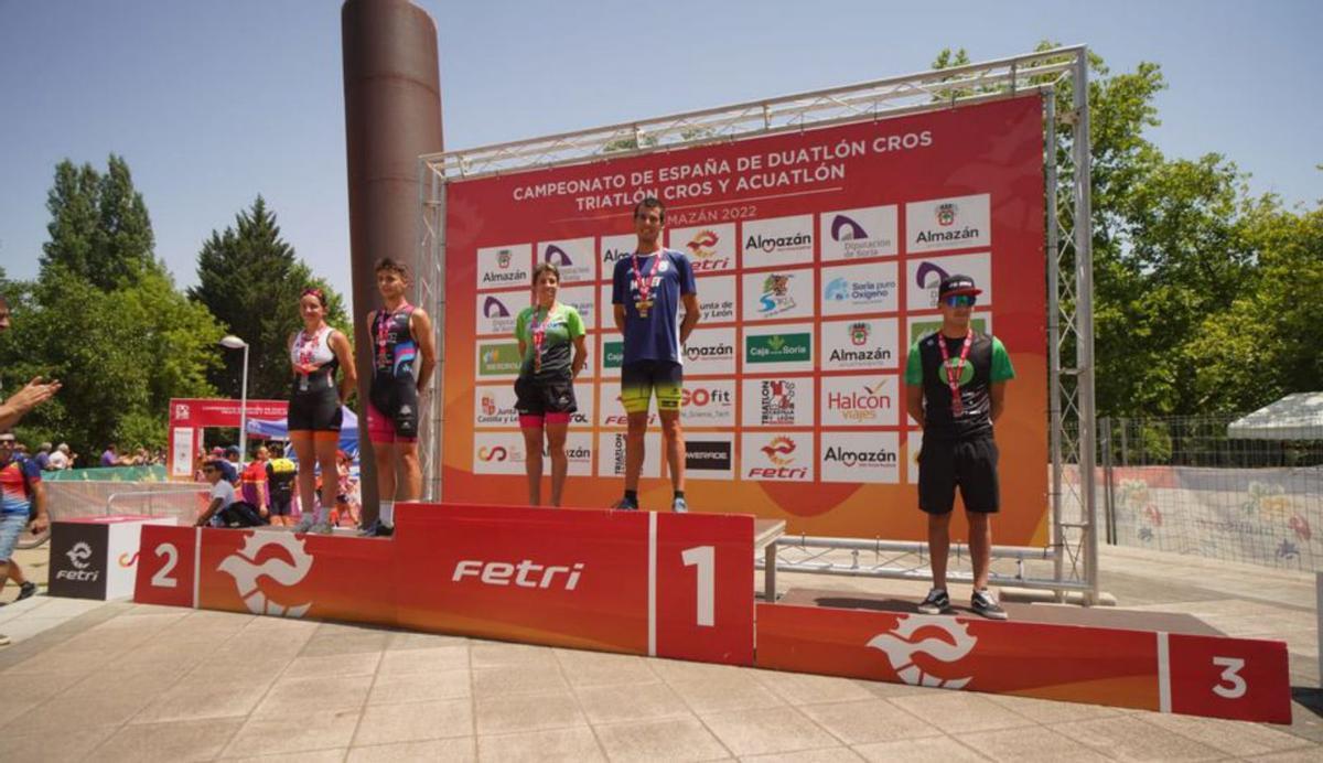 El almuniense, tercero en el pódium, tras proclamarse campeón sub23. | SERVICIO ESPECIAL