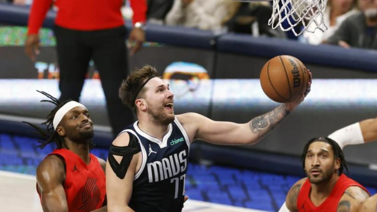 Luka Doncic penetra a canasta en la victoria de los Mavericks contra Portland