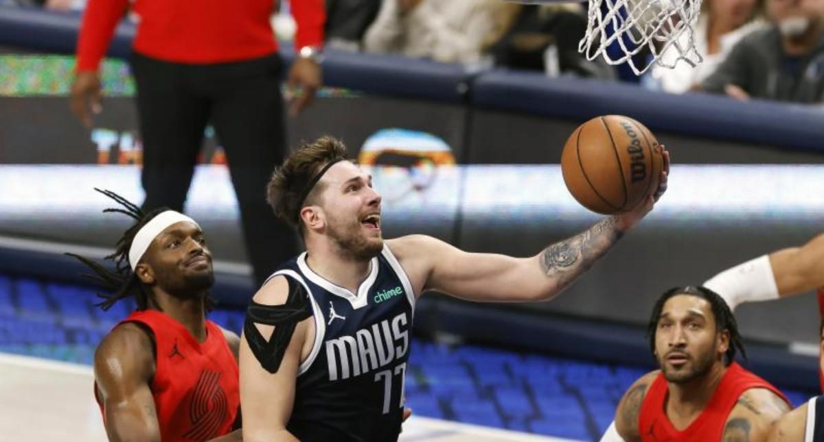 Luka Doncic penetra a canasta en la victoria de los Mavericks contra Portland