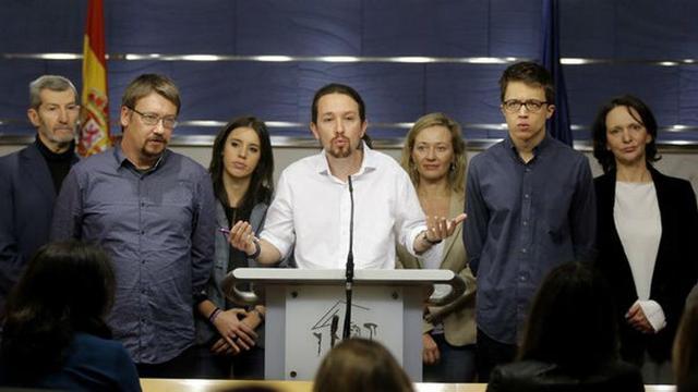 Xavier Domènech en la rueda de prensa en la que Pablo Iglesias presentó su propuesta de Gobierno de coalición.