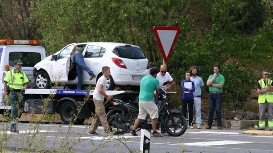 Fallece un hombre tras impactar su ciclomotor contra un turismo