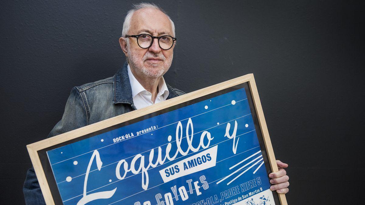 Lorenzo Rodríguez, con el cartel de una actuación de Loquillo y Los Coyotes en Rock-Ola.