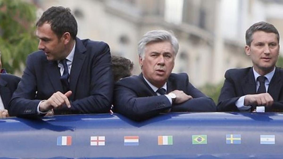 Ancelotti celebra el título de Liga en París.