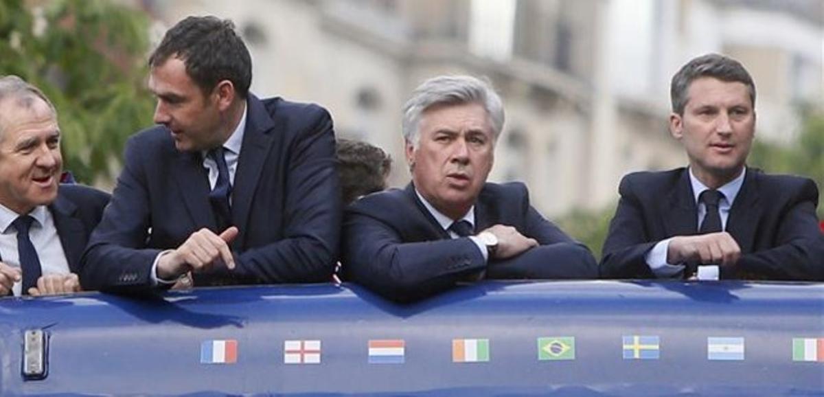 Ancelotti celebra el títol de Lliga a París. Ancelotti celebra el títol de Lliga a París.