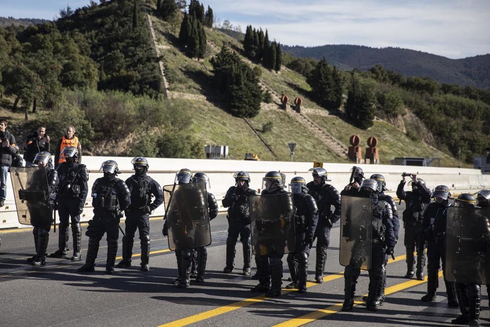 Una acció del Tsunami Democràtic talla l'AP-7 a la Jonquera