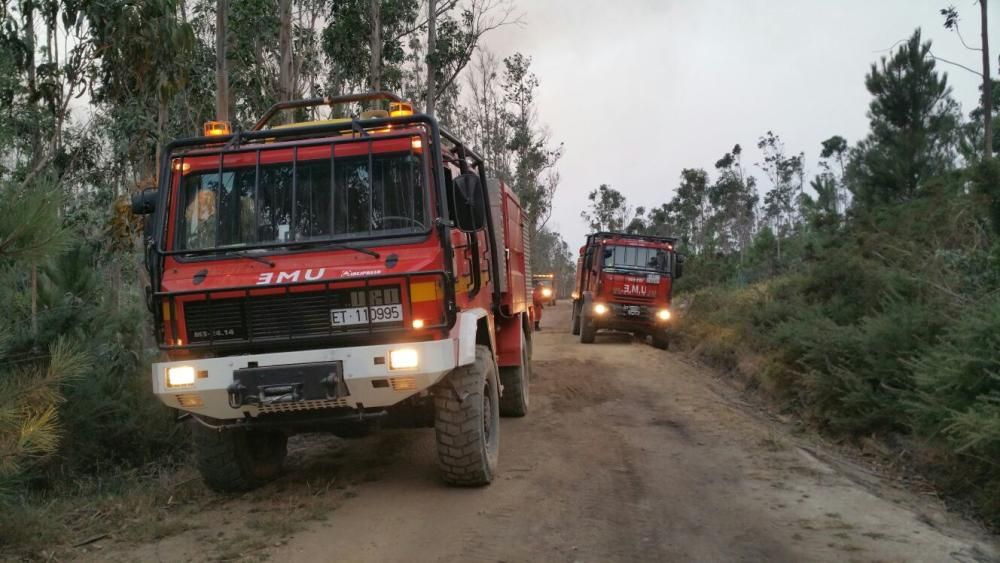 Incendios en Galicia | El fuego de Porto do Son arrasa el monte de A Curota