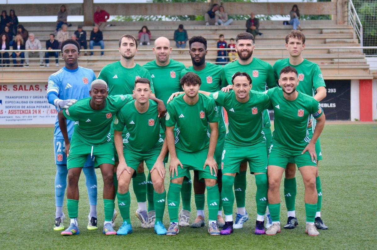 Oketo (abajo a la izquerda) en un partido del Platges de Calvià