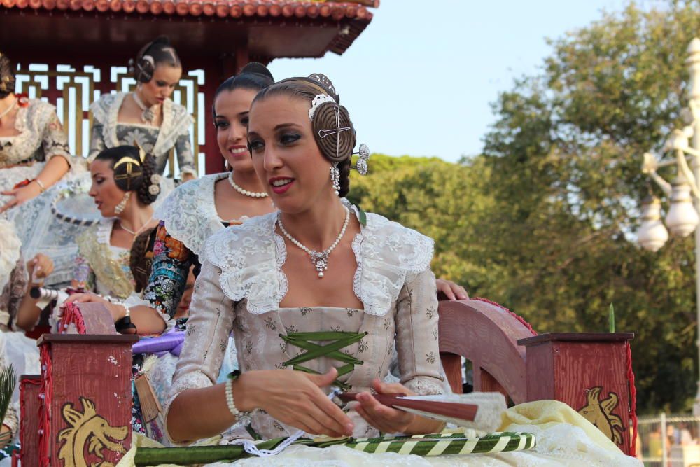 Tres generaciones de falleras en la Batalla de Flores